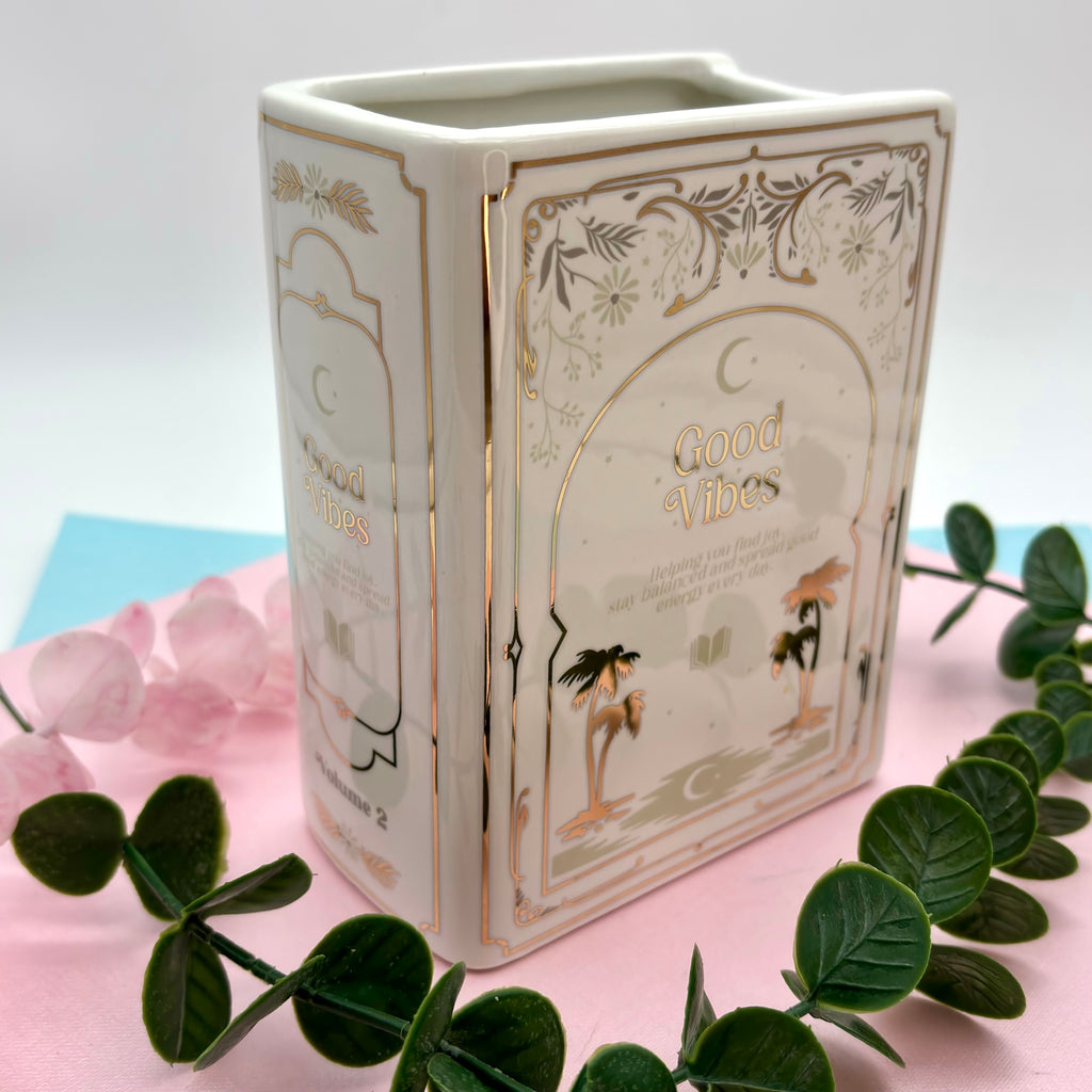 Jarrón de libro decorativo
